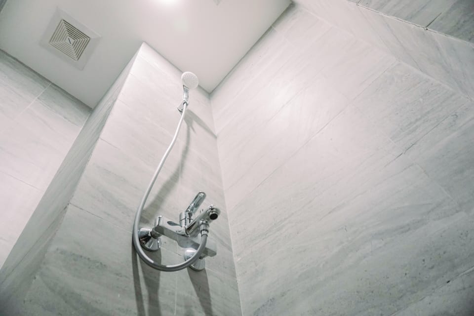 Studio | Bathroom | Shower, towels