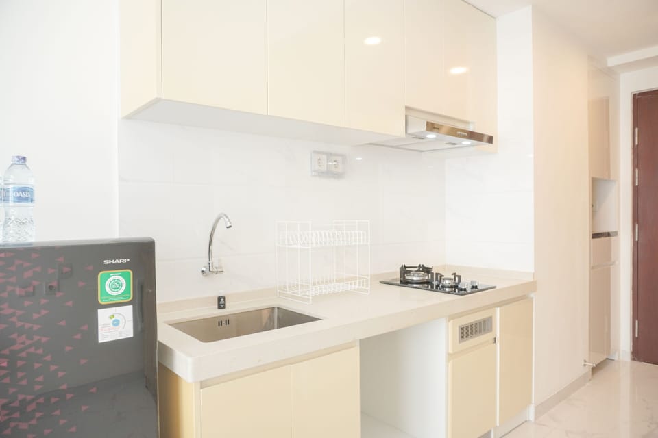 Studio | Private kitchen | Full-size fridge, stovetop