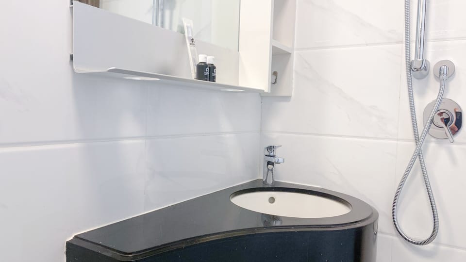 Studio | Bathroom | Shower, towels