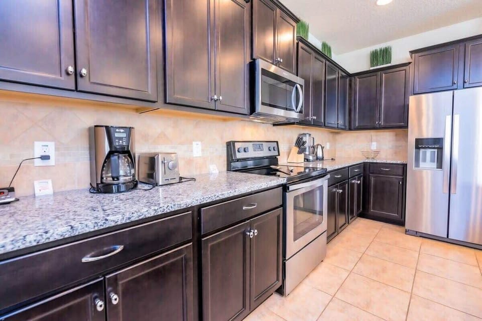 Fully equipped kitchen.