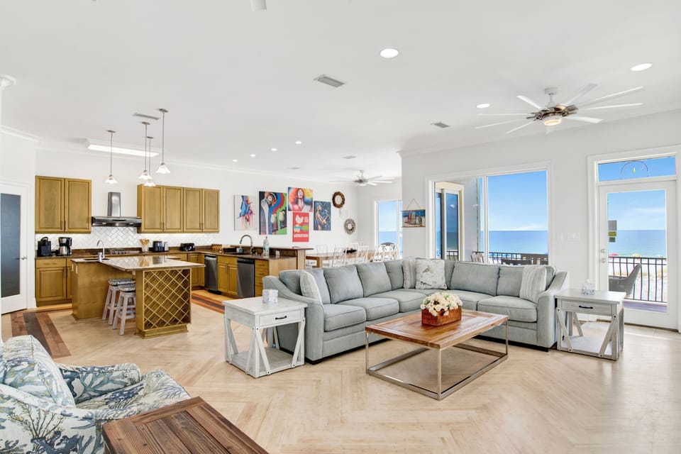 Dixie Tide can accommodate up to 28 guests and 2 pets