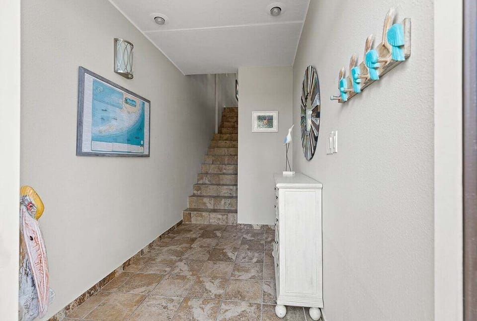 Foyer/entryway.