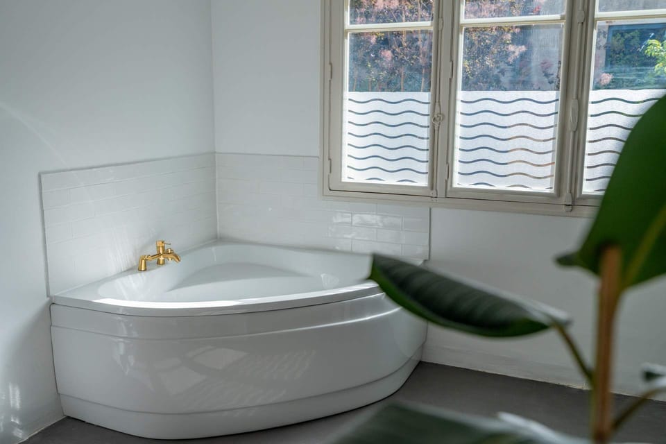 Signature Double Room, 1 Bedroom | Bathroom | Free toiletries, hair dryer, towels, soap