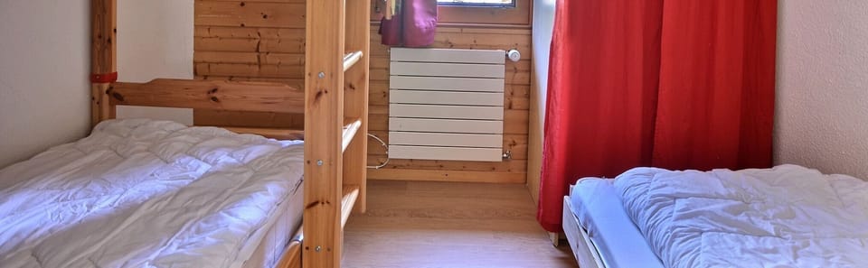 Bedroom with 1 bunk bed and 1 folding bed