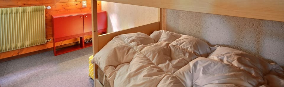 Bedroom with 1 bunk bed