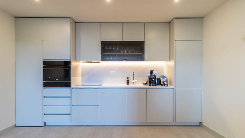 Clean, modern, and sleek kitchen with high-quality equipment and appliances for your convenience! #clean #kitchenette