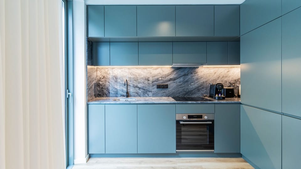 Efficient and well-equipped kitchenette, where you can find all the essentials you migh need #airbnb #kitchenette