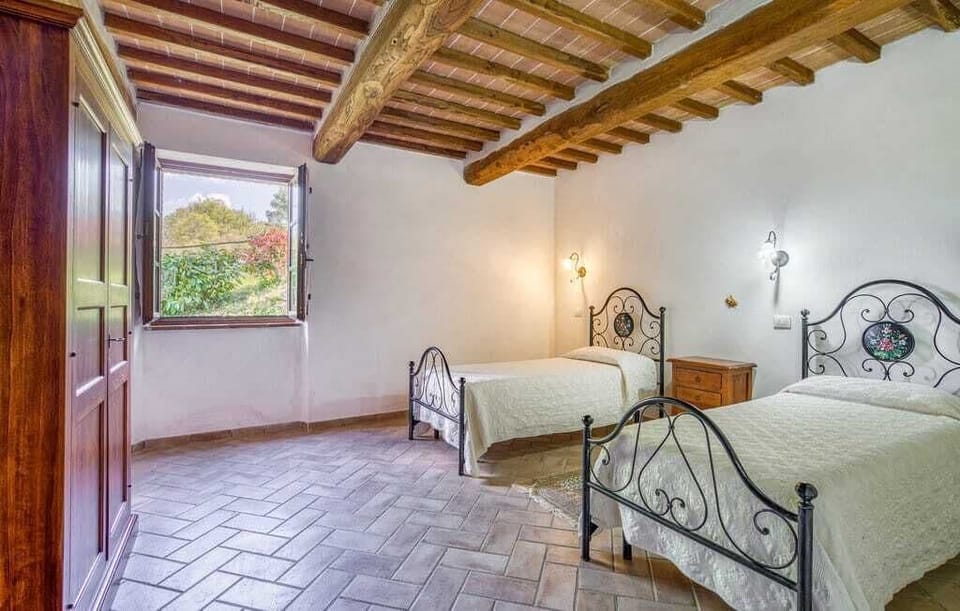 Business Room | Free cribs/infant beds, free WiFi, bed sheets
