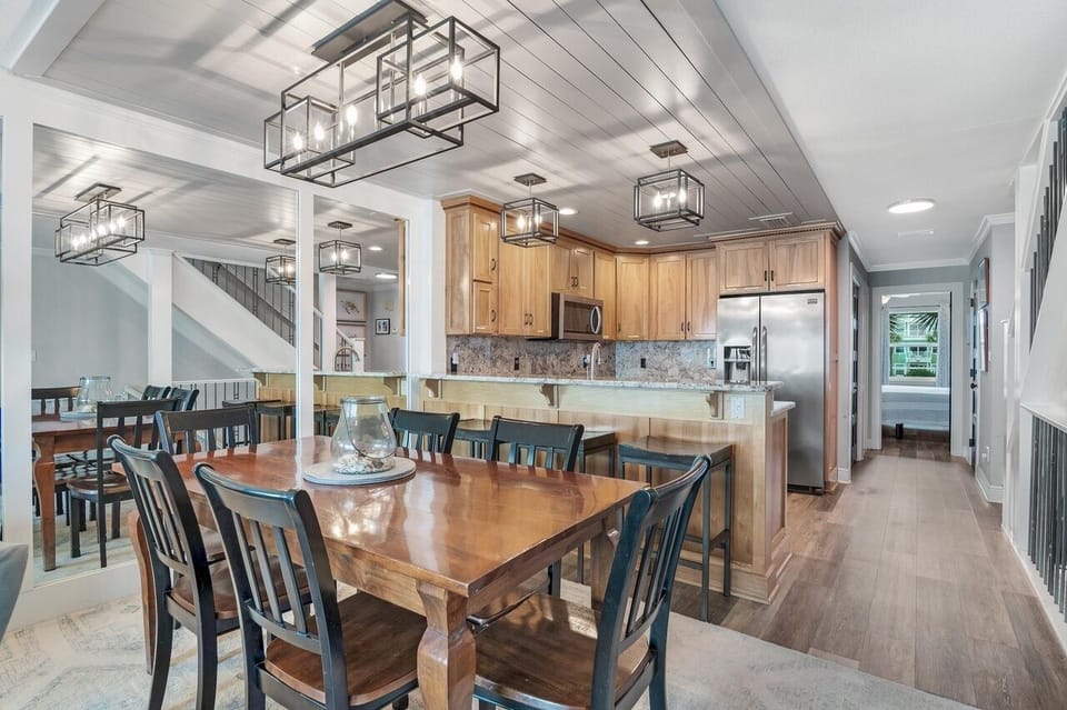 Indoor dining & kitchen