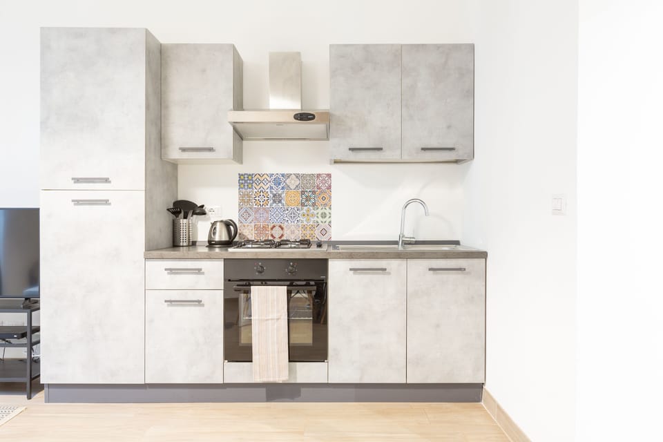 Classic Apartment | Private kitchen | Fridge, stovetop, electric kettle, cookware/dishes/utensils
