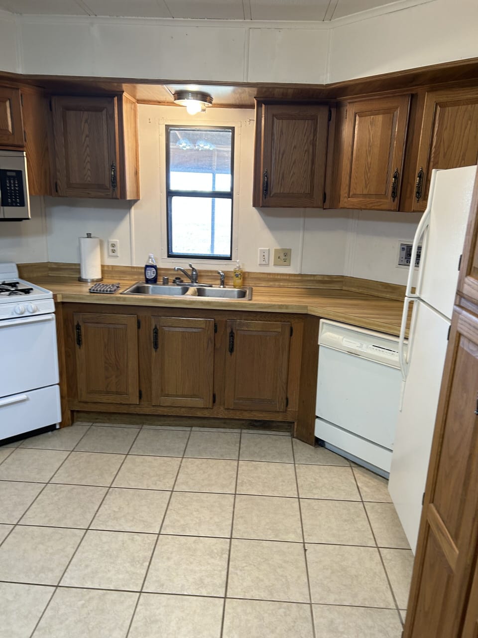 Kitchen with oven, microwave, dishwasher and refrigerator