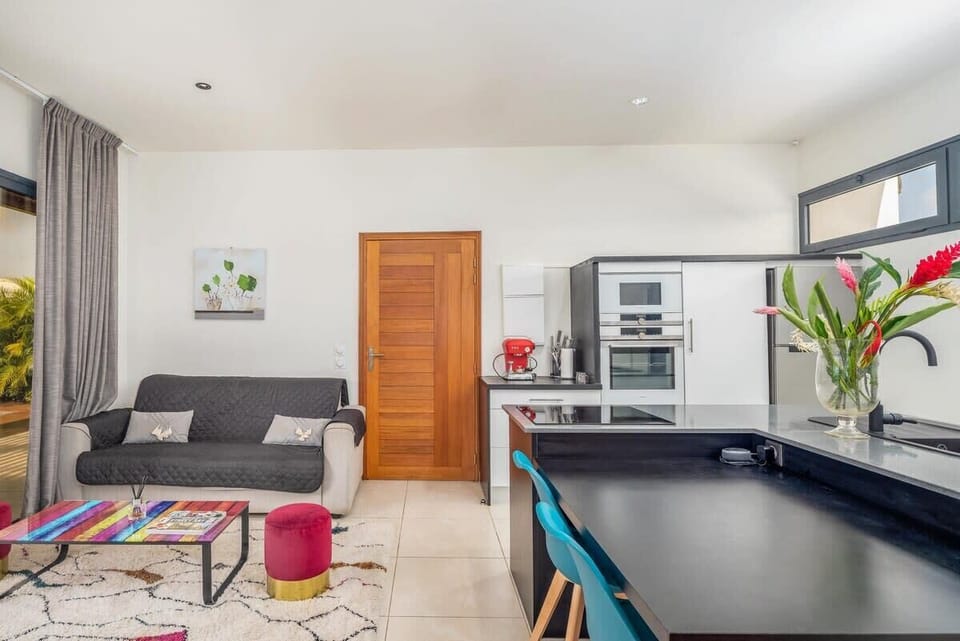 Living room, American kitchen