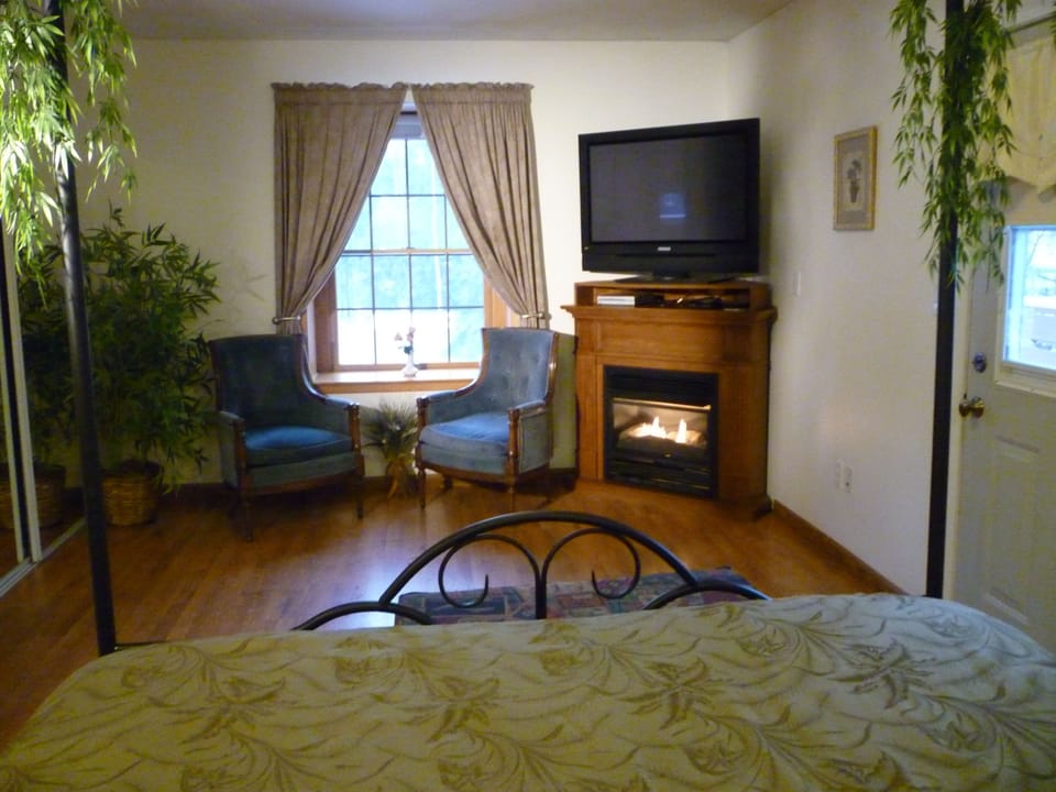 Superior Suite, 1 King Bed, Jetted Tub | Desk, laptop workspace, blackout drapes, iron/ironing board