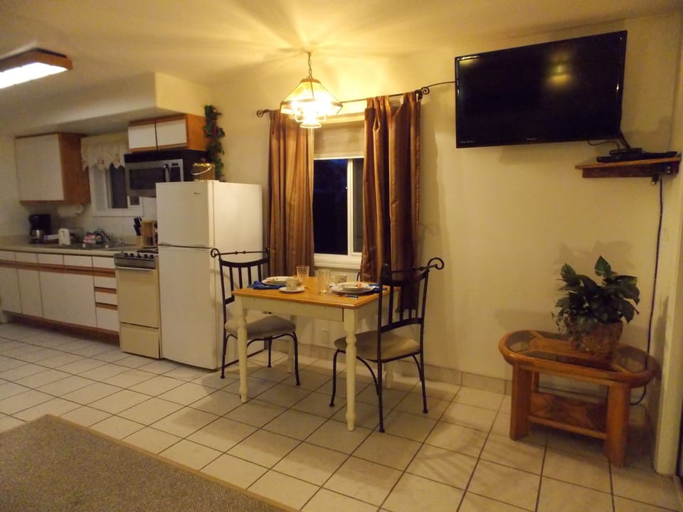 Superior Suite, 1 King Bed, Jetted Tub | In-room dining