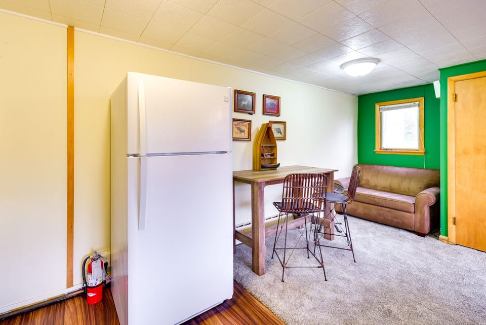 Dining Area | Dishware/Flatware Provided