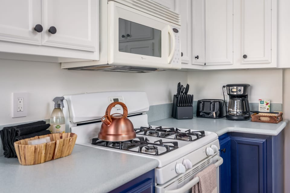 Full kitchen with all the essentials for a successful home cooked meal!
