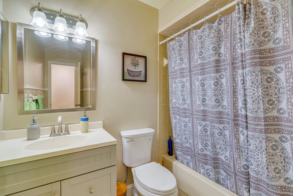 Bathroom | Complimentary Toiletries | Towels Provided