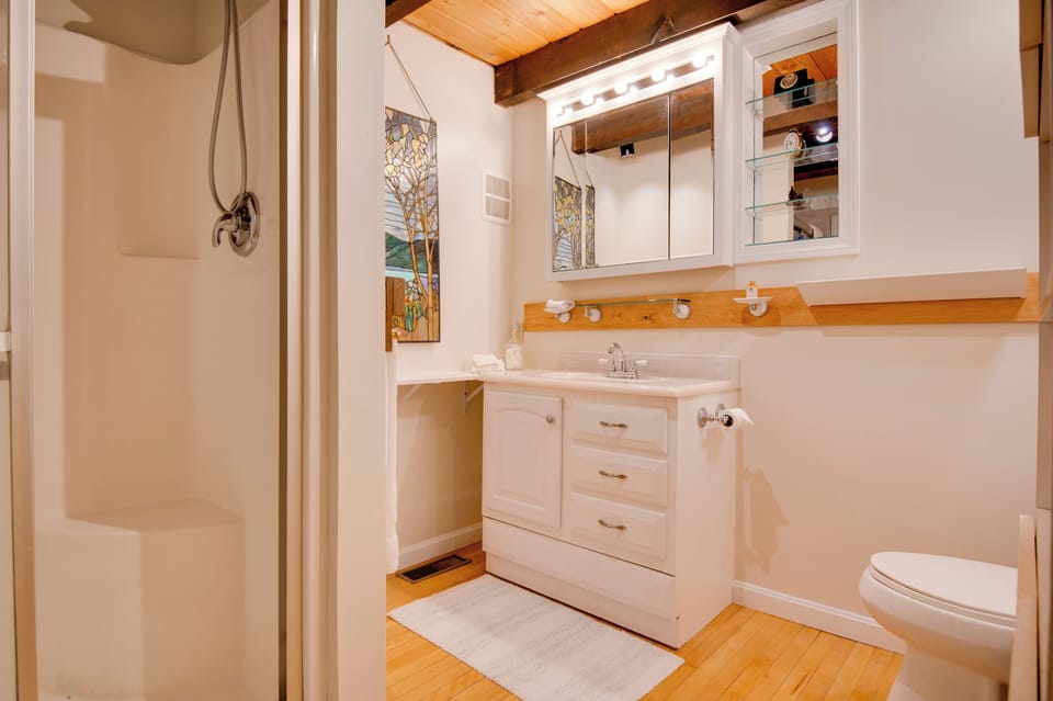 Full Bathroom | Towels Provided
