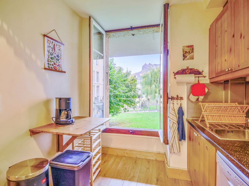 Cuisine avec vue donnant sur le jardin