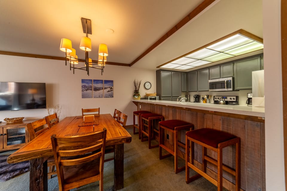 Breakfast/bar seating for 4.