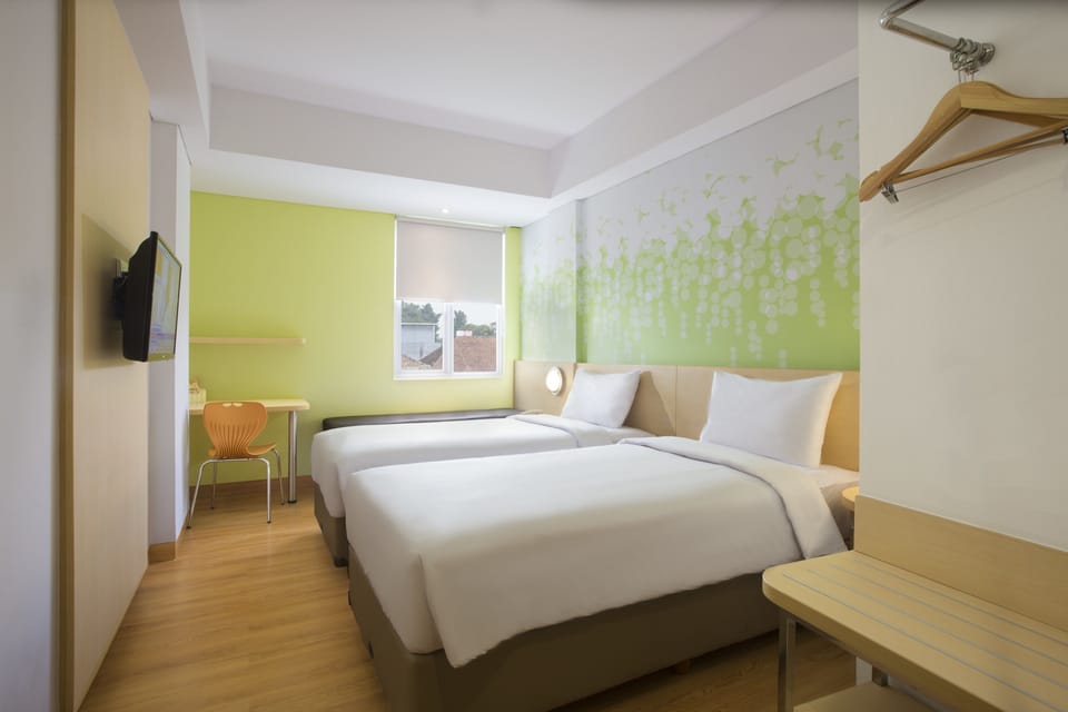 Zest Twin Room | In-room safe, desk, soundproofing, free WiFi