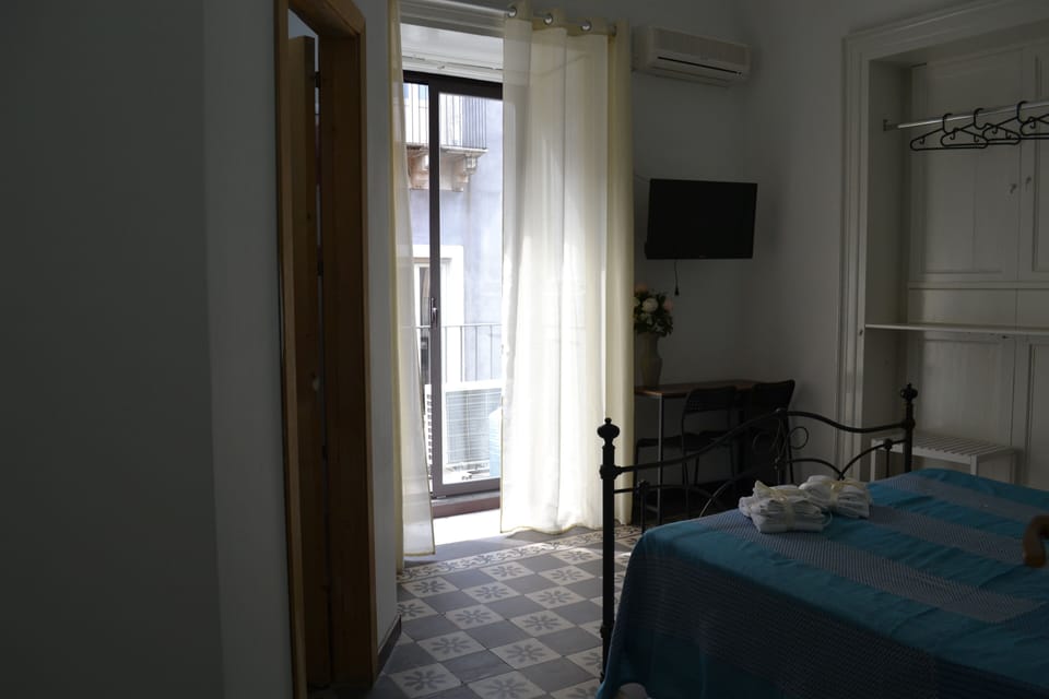 City Room | Desk, iron/ironing board, free WiFi