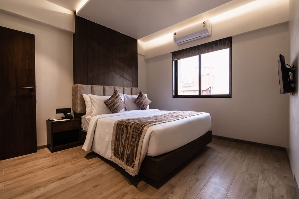 Executive Suite Room with Jacuzzi | Desk, laptop workspace, iron/ironing board, free WiFi