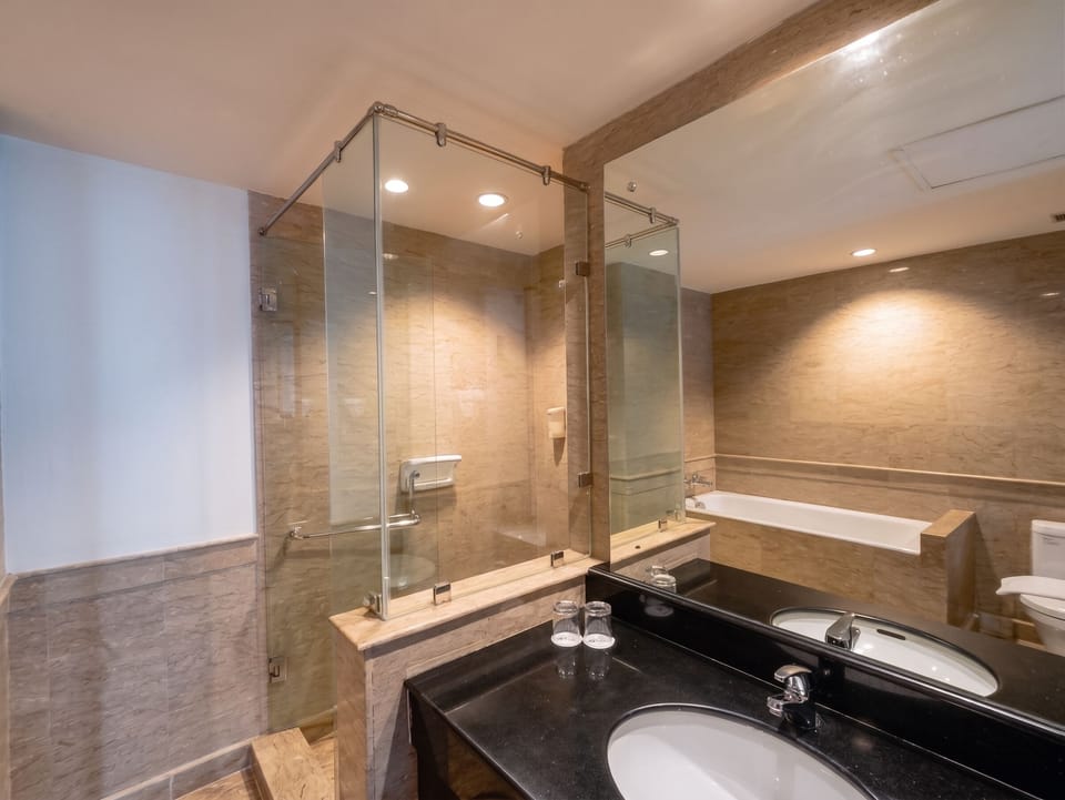 Junior Room, 1 Bedroom, Non Smoking, City View | Bathroom | Shower, free toiletries, hair dryer (on request), slippers