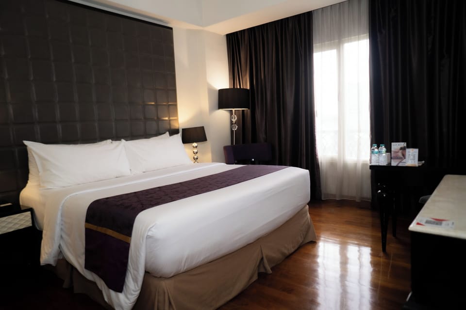 Junior Room, 1 Bedroom, Non Smoking, City View | In-room safe, desk, WiFi (free), bed sheets