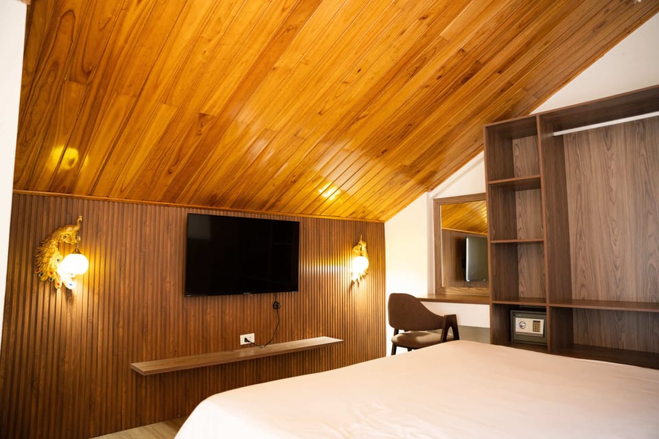 Deluxe Studio, 1 King Bed, Balcony, River View | Premium bedding, pillowtop beds, desk, laptop workspace