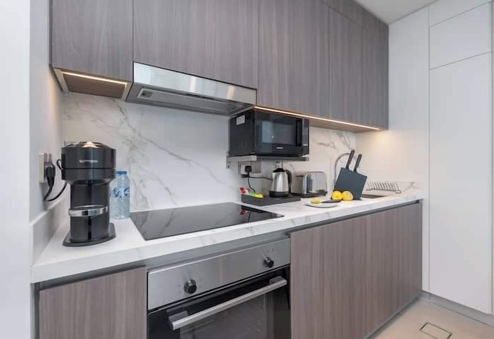 Luxury Apartment | Private kitchen | Full-size fridge, oven, stovetop, electric kettle