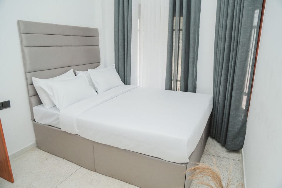 Select Comfort beds, in-room safe, soundproofing, WiFi (free)