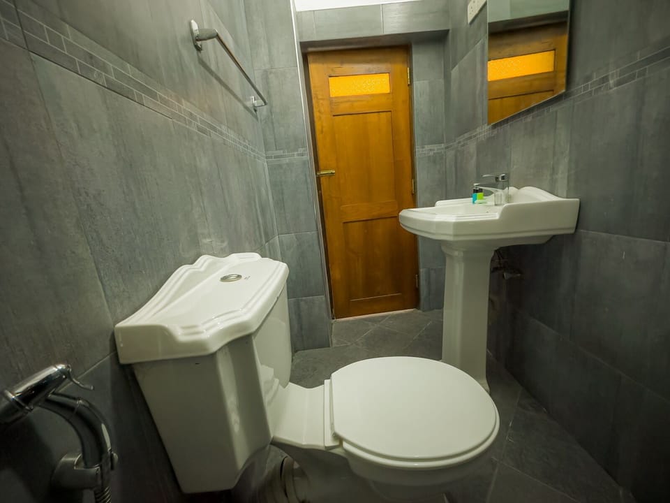 Family Room, Non Smoking | Bathroom | Shower, rainfall showerhead, free toiletries, hair dryer