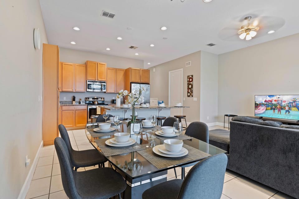 Lovely Dining Area of the Townhouse in Davenport Florida - 6 Persons Dining - Chic dining area featuring a stylish table and contemporary seating