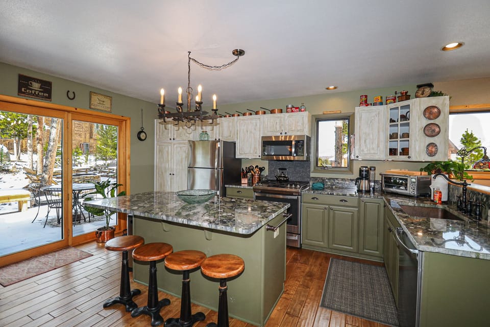 Kitchen w/ Island Seating