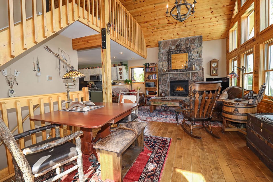 Living Area & Additional Seating