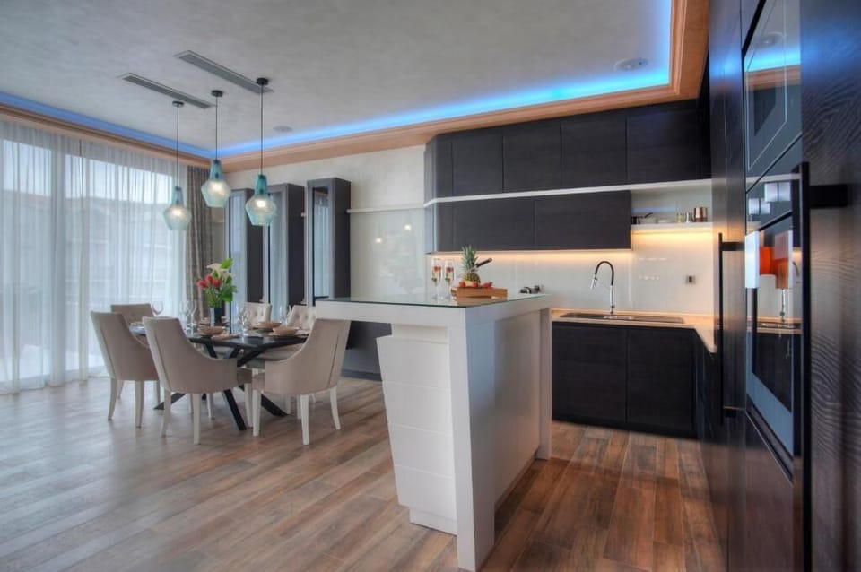 Deluxe Villa | Private kitchen | Fridge, microwave, oven, stovetop