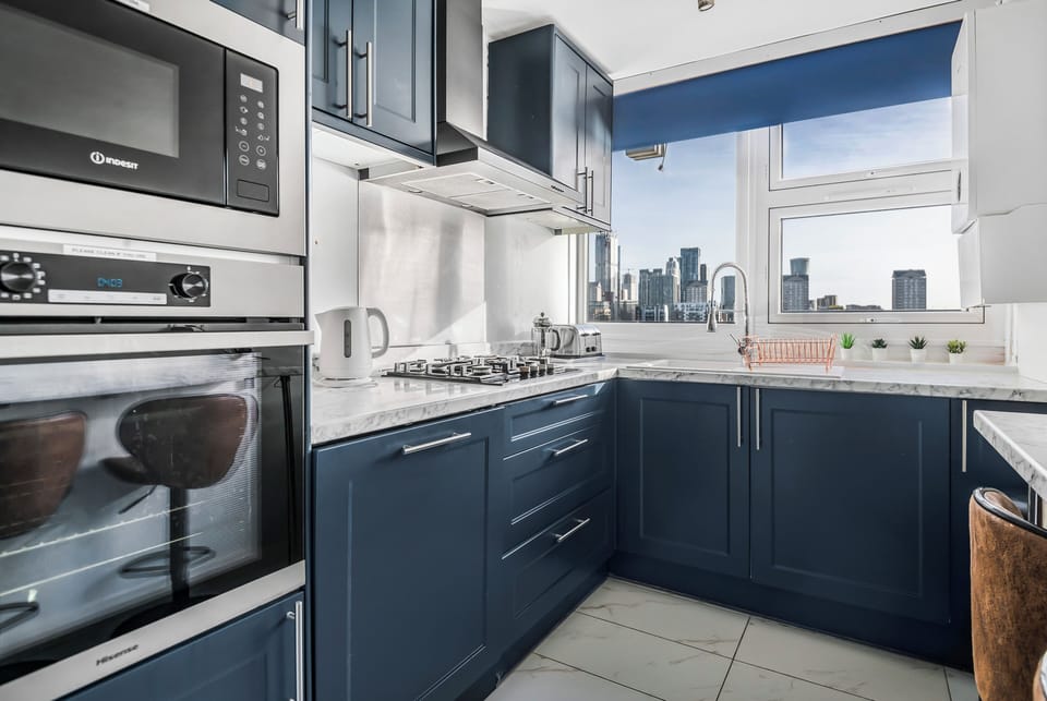 Full-size fridge, microwave, oven, stovetop