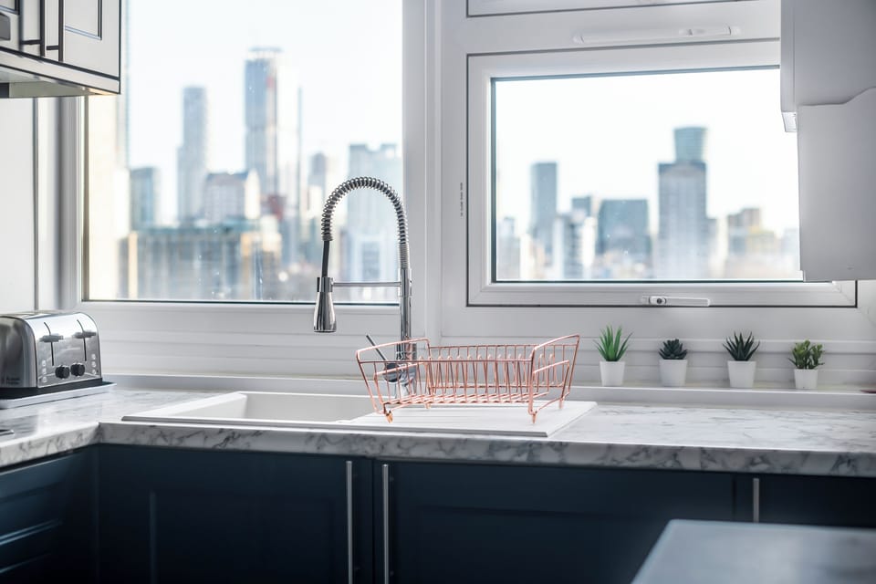 Full-size fridge, microwave, oven, stovetop
