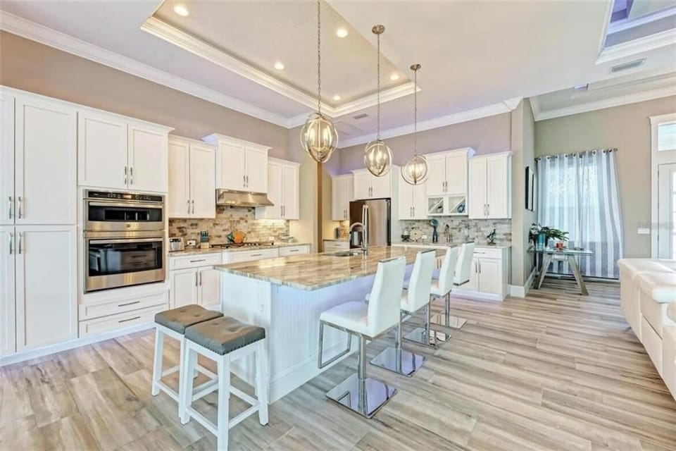 Kitchen
Gourmet chef’s kitchen with premium finishes.