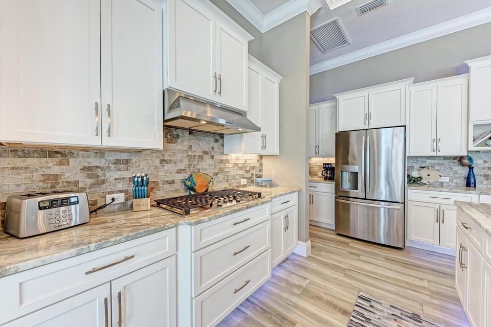 Kitchen
Gourmet chef’s kitchen with premium finishes.