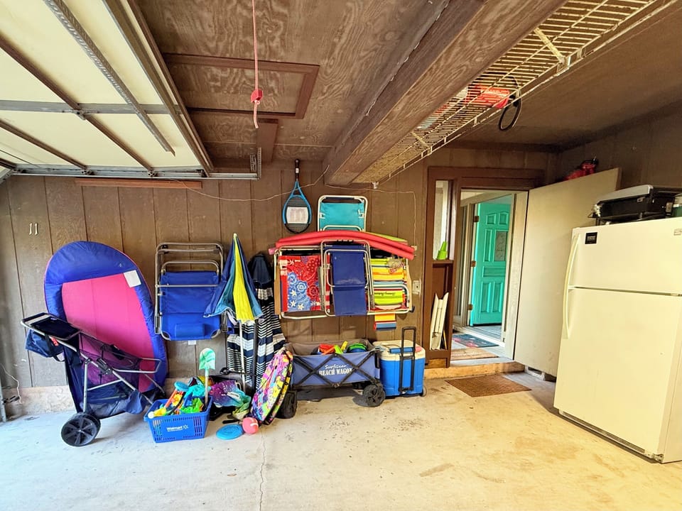 One care garage and plenty of beach toys