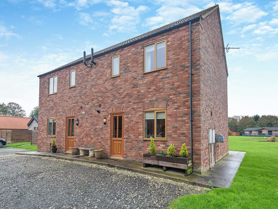 Double bedroom | Lake View 2 - Grange Farm Park, Louth