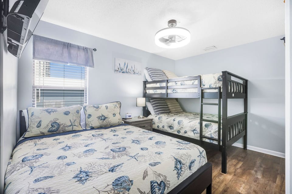 Kids laugh, cousins bond—this queen + bunk room is made for family memories.