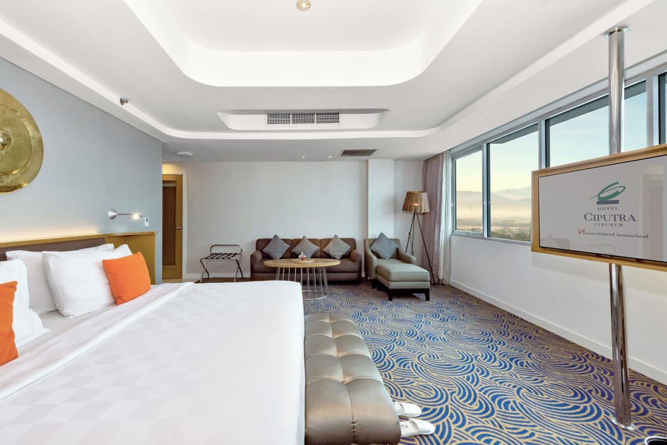 Business Suite, 1 Queen Bed | In-room safe, desk, laptop workspace, blackout drapes