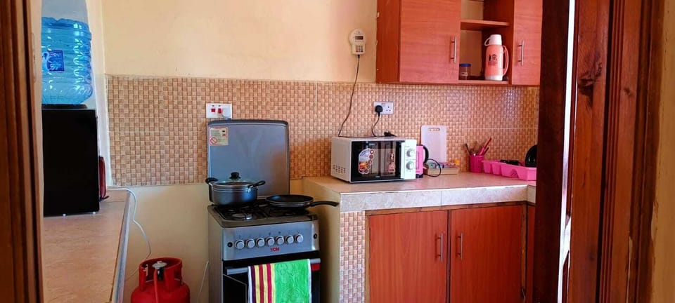 Business Apartment | Private kitchen | Fridge, microwave, cookware/dishes/utensils, kitchen islands