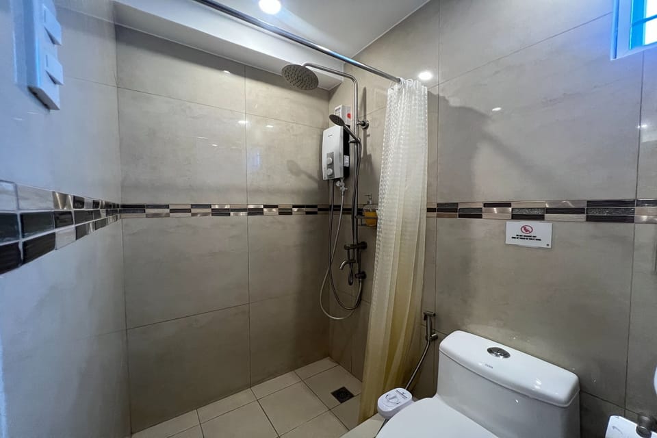 Deluxe Room | Bathroom | Shower, rainfall showerhead, slippers, bidet