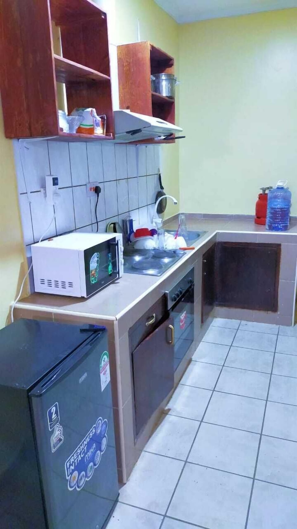 Business Apartment | Private kitchen | Fridge, microwave, cookware/dishes/utensils