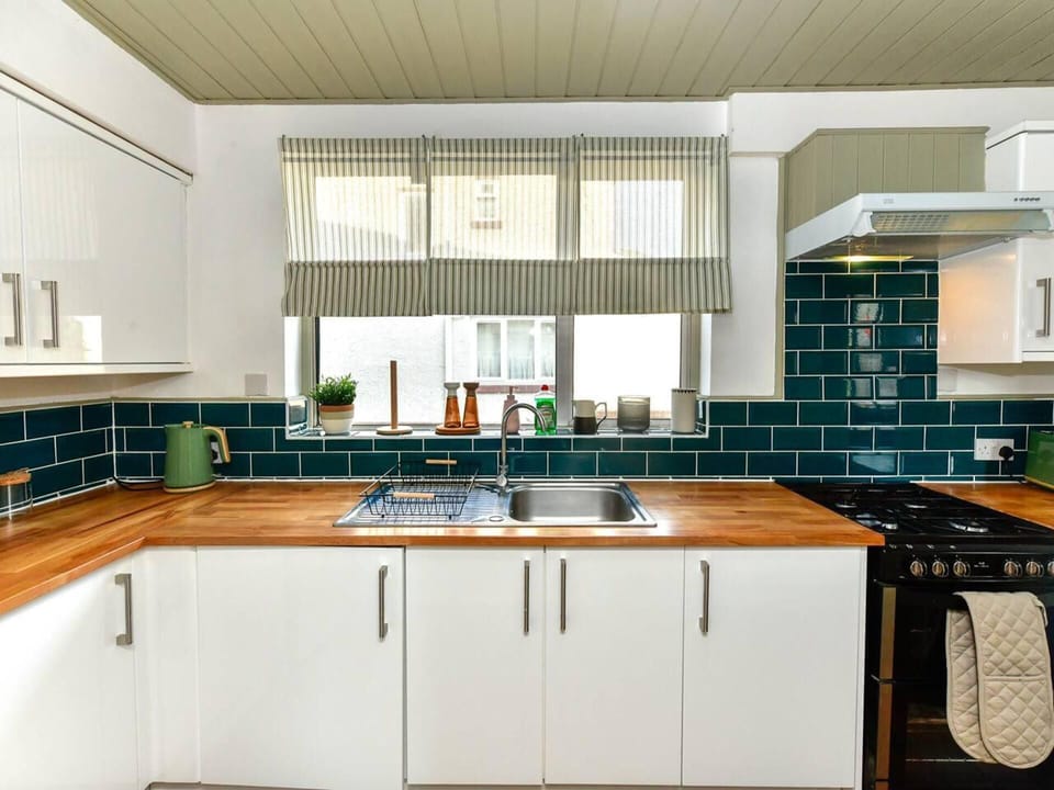 House | Private kitchen | Fridge, microwave, oven, stovetop