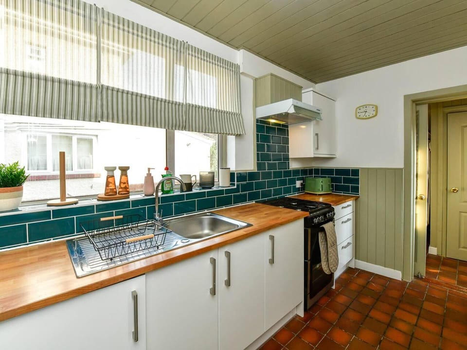 House | Private kitchen | Fridge, microwave, oven, stovetop